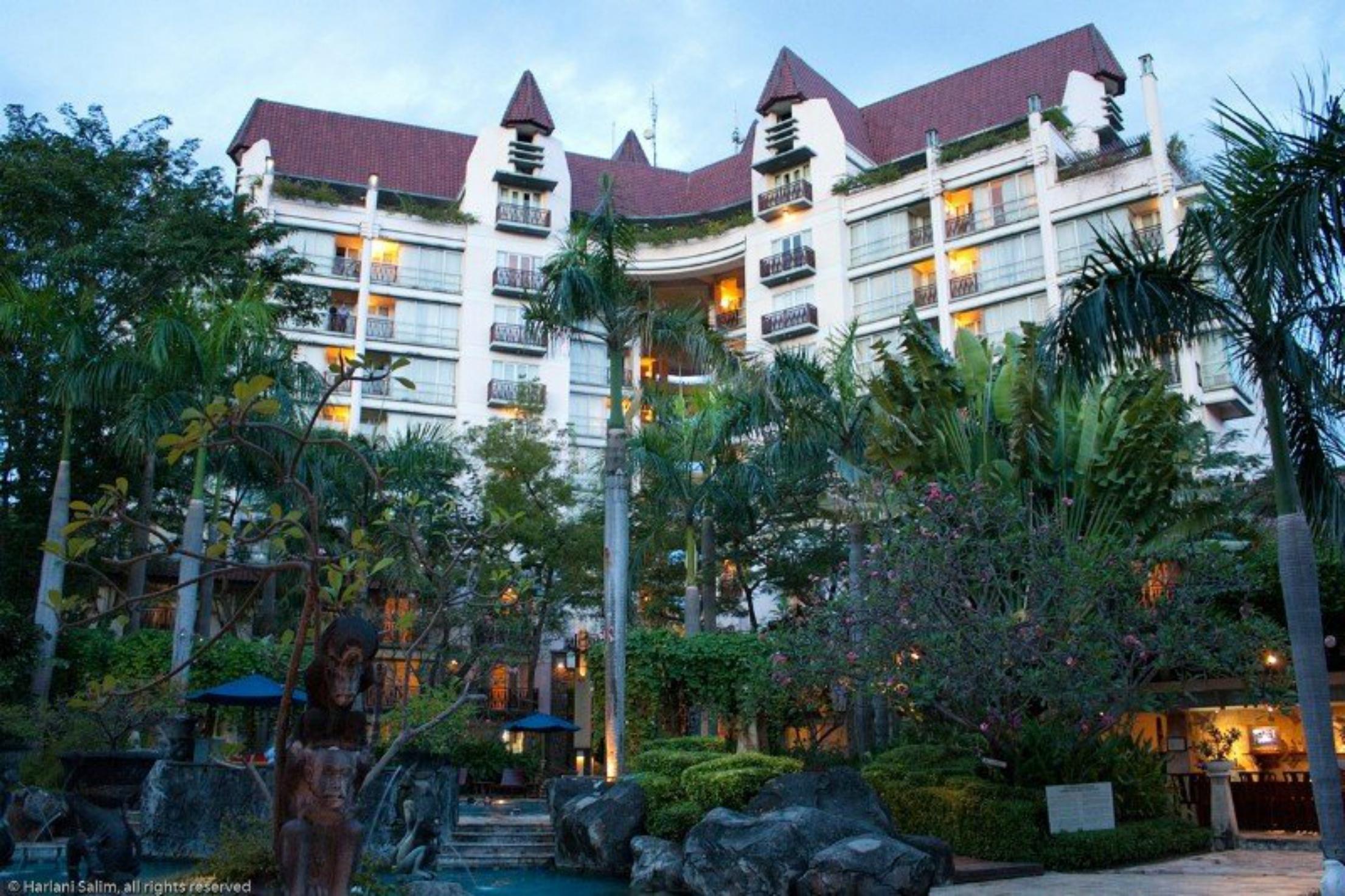 Grand Tropic Suites Hotel Surabaya Exterior foto