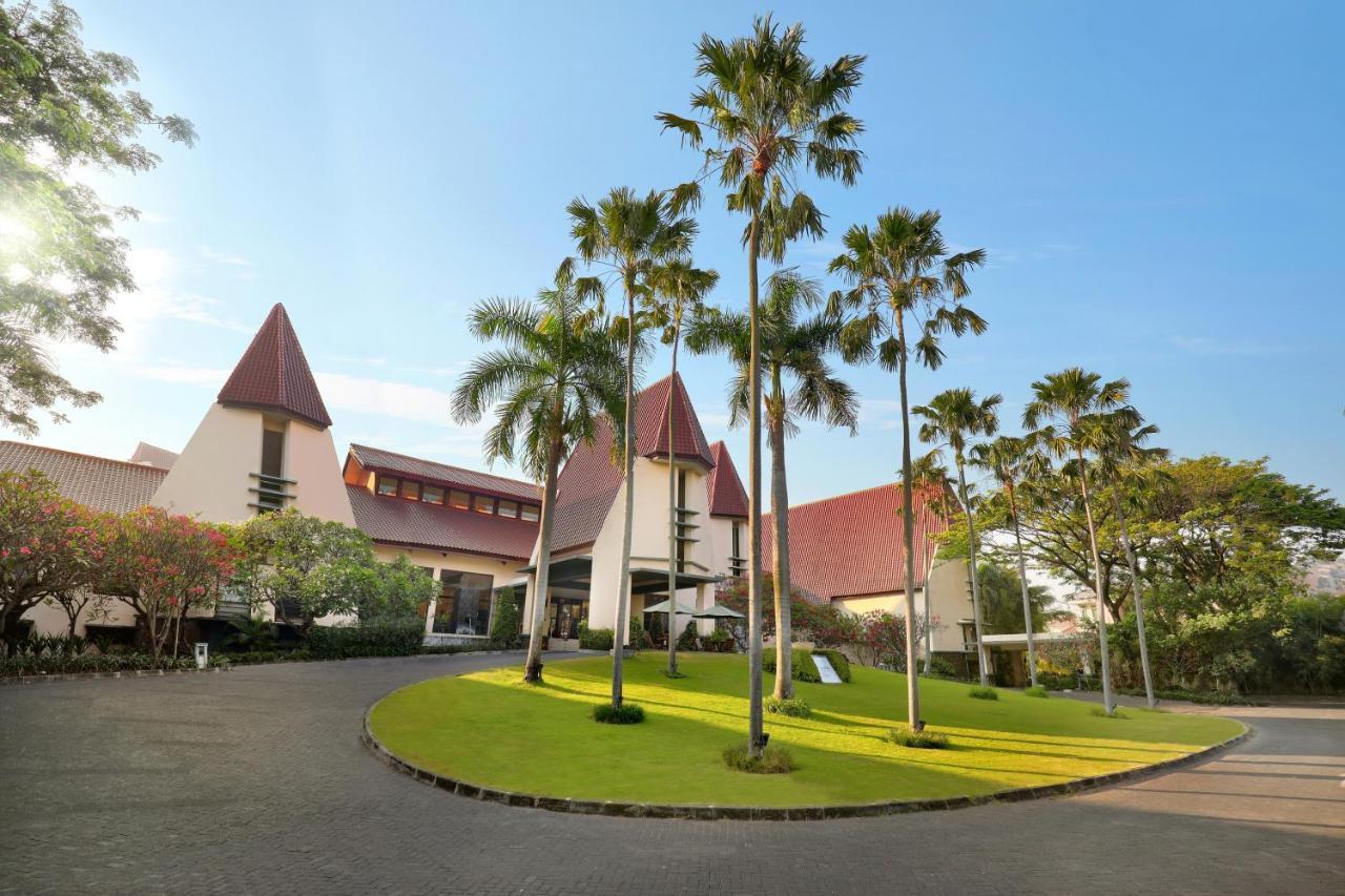 Grand Tropic Suites Hotel Surabaya Exterior foto